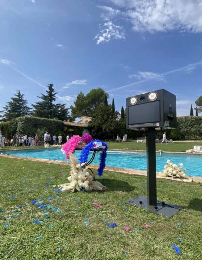 Photobooth près d'une piscine