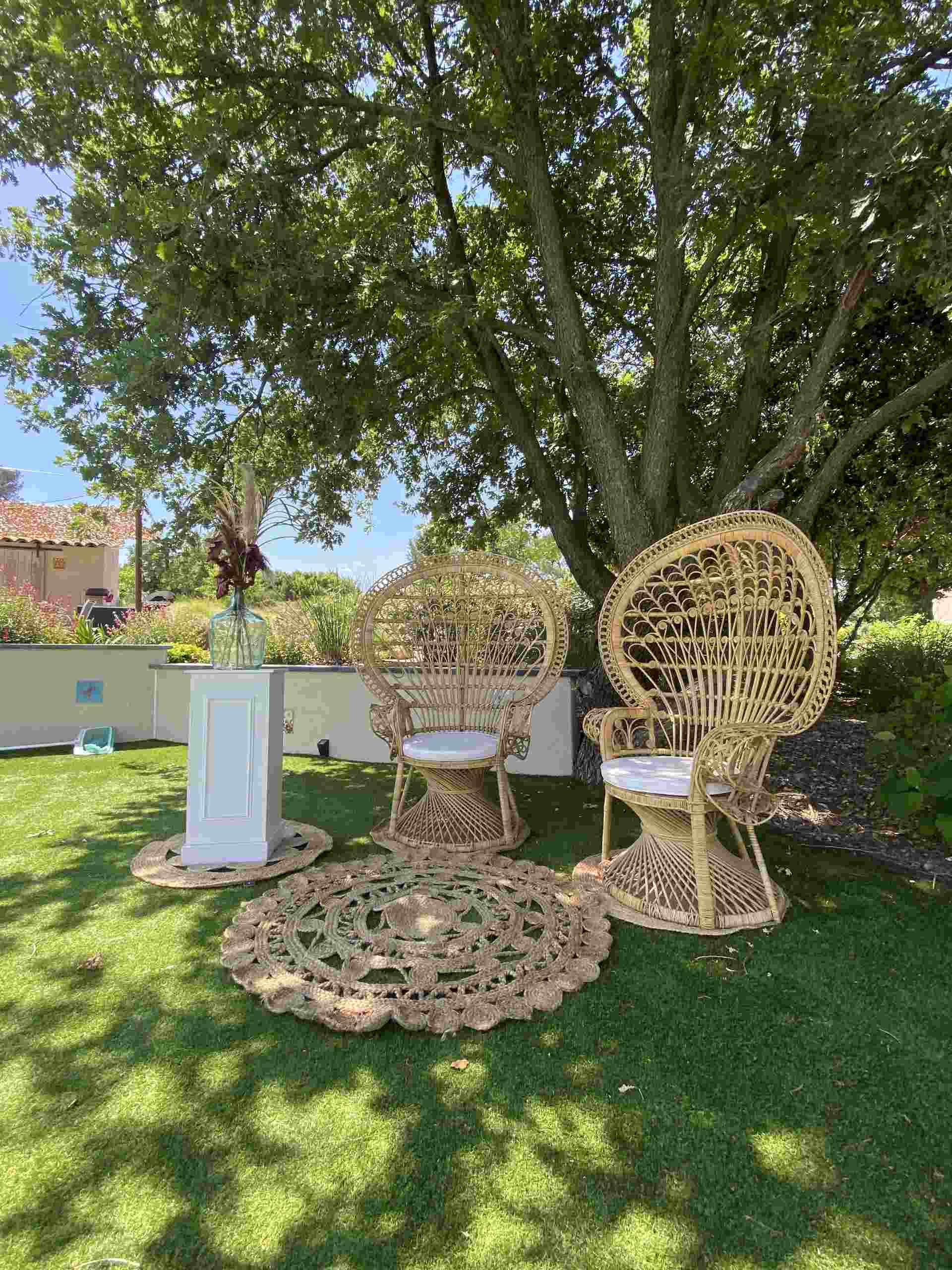 fauteuils emmanuelle et colonne de présentation et tapis